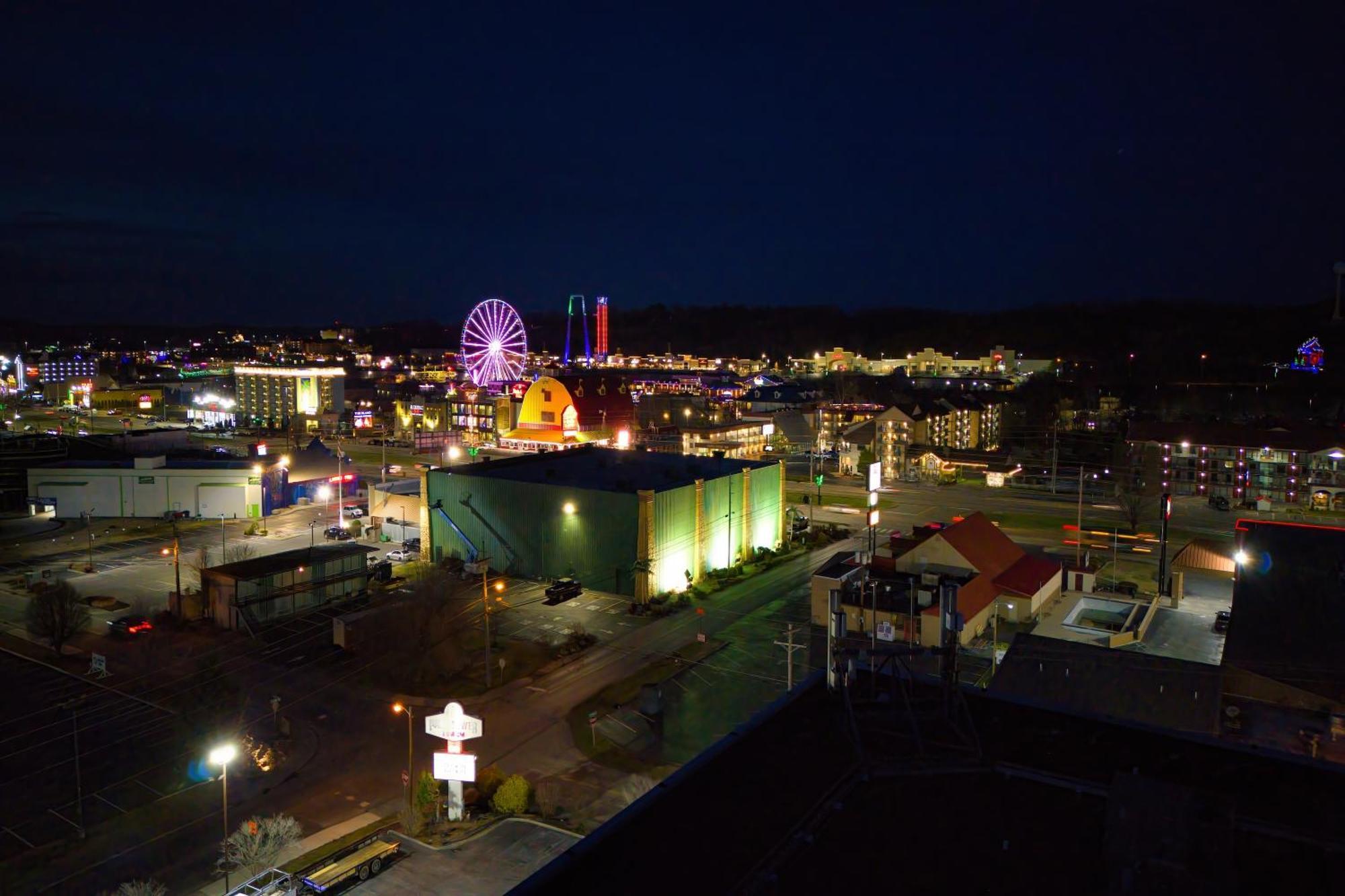 Park Tower Inn Pigeon Forge Bagian luar foto
