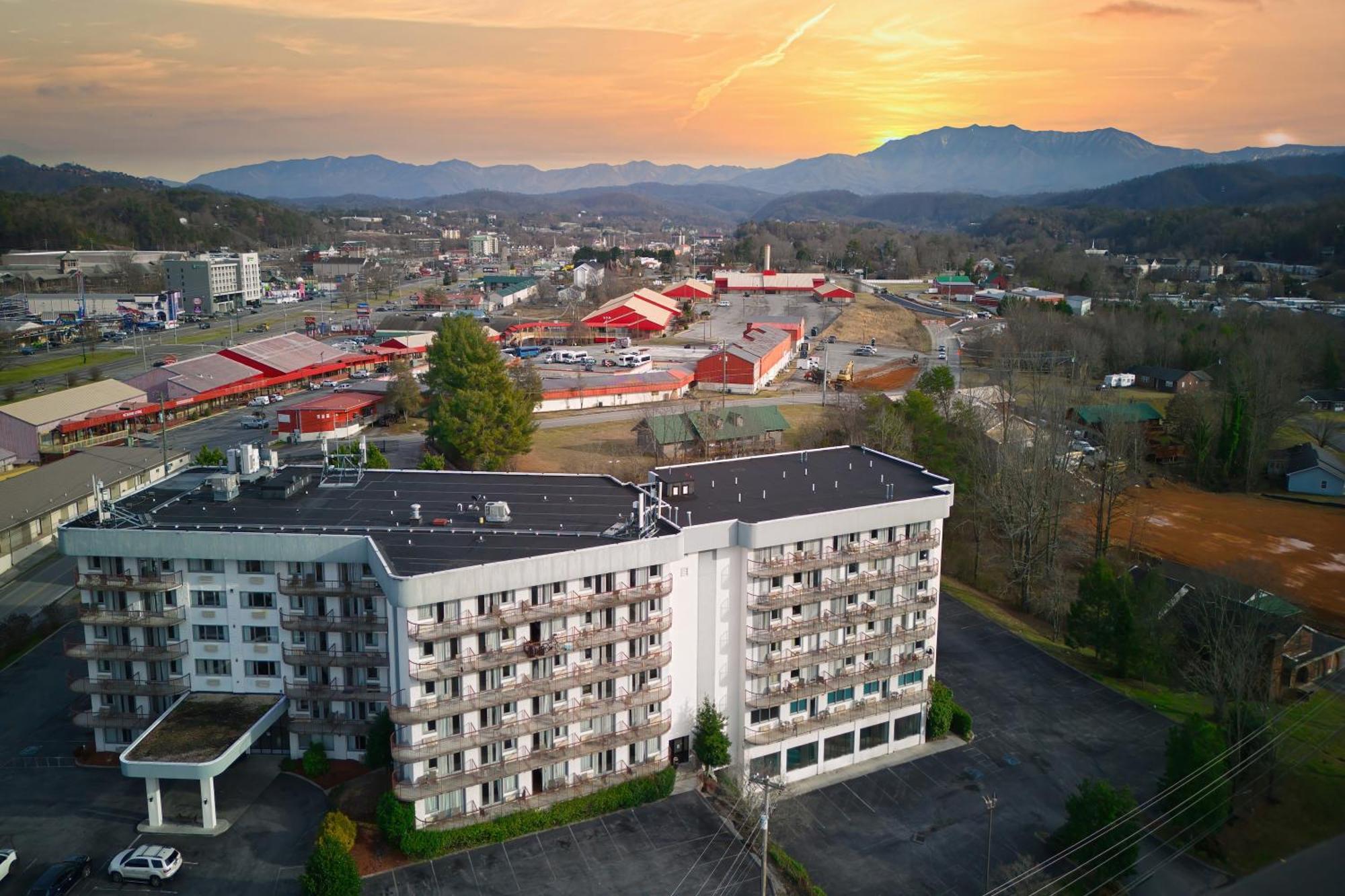 Park Tower Inn Pigeon Forge Bagian luar foto