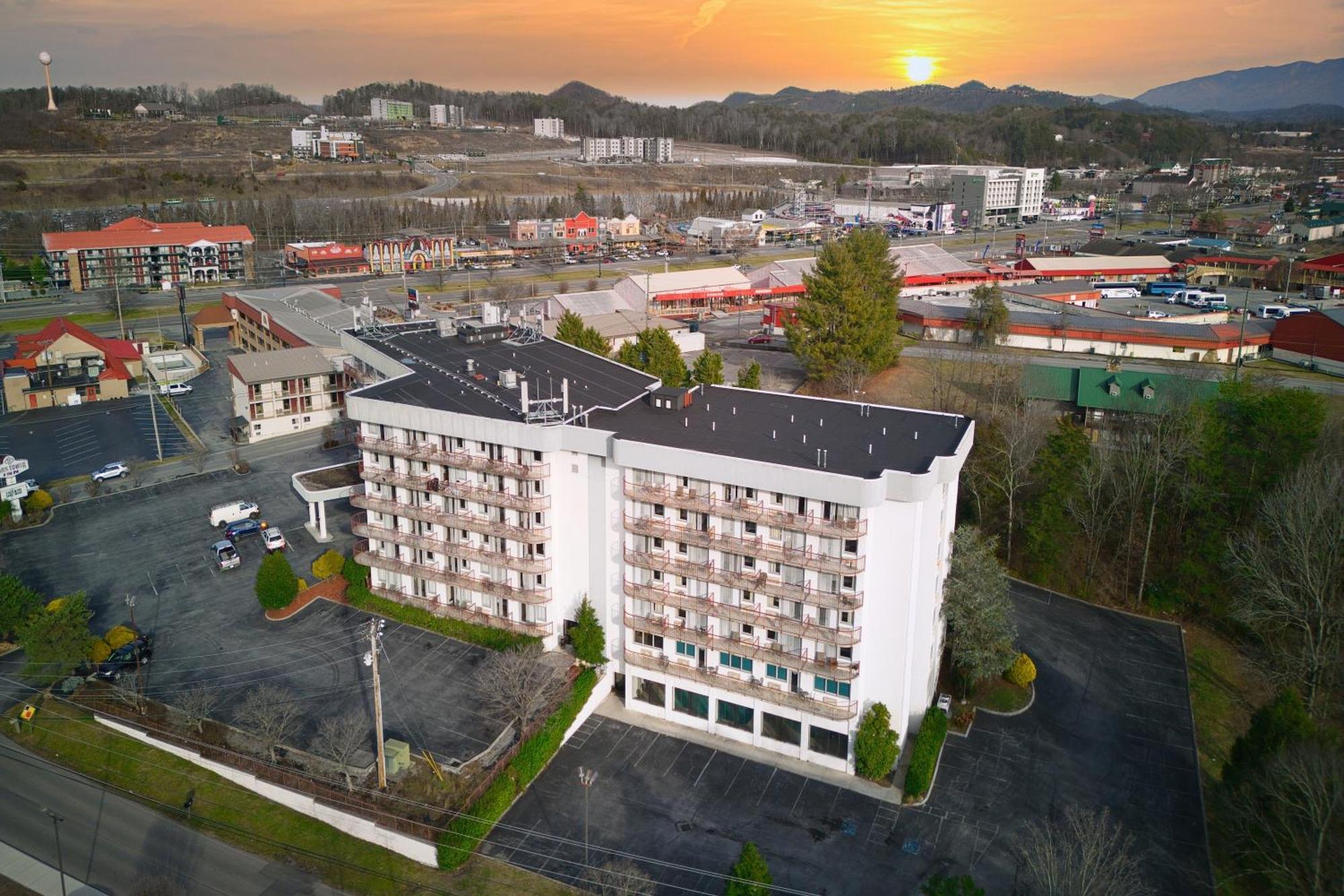 Park Tower Inn Pigeon Forge Bagian luar foto
